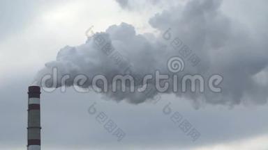 工业烟囱向天空排放有毒污染物，污染环境